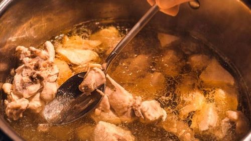 ABC în bucătărie. Carnea sau legumele se adaugă la fiert în apă rece sau apă fierbinte? Care e diferența?