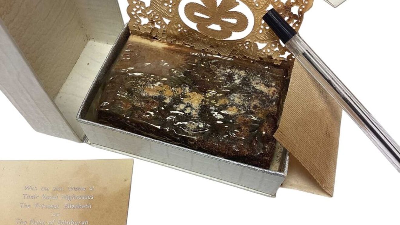 O felie de tort „foarte rară” de la nunta Reginei Elisabeta a II-a cu prințul Philip, vândută la licitație pentru 2.800 de dolari / A rezistat aproape opt decenii și este însoțită de o scrisoare semnată de Majestatea Sa