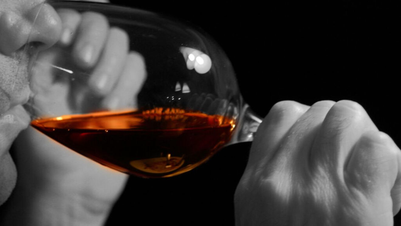 Interzicerea consumatorilor singuri în baruri nu va face decât să adâncească criza de singurătate