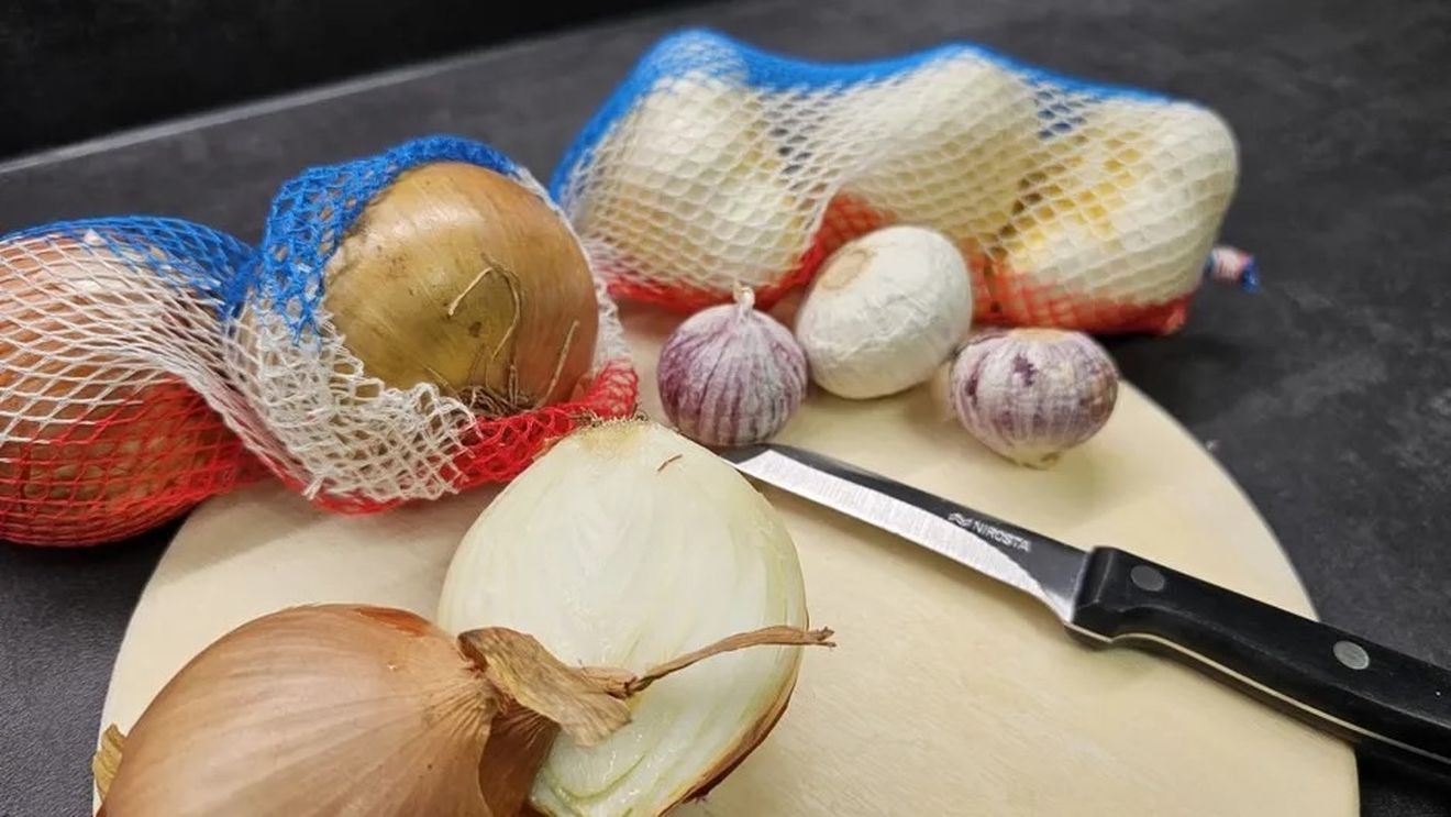 O companie germană produce plase din celuloză în culorile drapelului Franței/Acestea sunt folosite pentru a ambala ceapa și usturoiul, înaintea Jocurilor Olimpice de la Paris