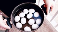 Trucul care promite ouă fierte perfecte poate avea efecte nedorite. Ce se întâmplă dacă înțepi coaja înainte de a le găti