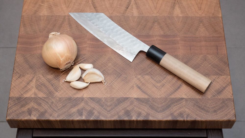 Cinci sfaturi pentru a-ți păstra tocătorul de lemn impecabil și sigur timp de un deceniu. Un chef bucătar demontează mitul conform căruia tocătoarele din plastic sau sticlă ar fi mai bune / În primul rând, alege un lemn de calitate, precum cireș, acacia, fag, tec, arțar sau nuc