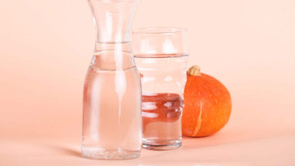 „Stacked water”, noul trend viral din online / Ce spun specialiștii despre apa „îmbogățită” cu suplimente / Beneficii și riscuri