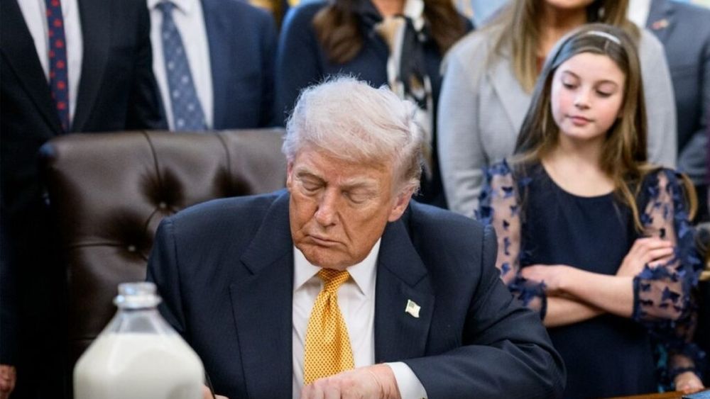 Trump semnează legea care reintroducere laptele integral în școli/ Producătorii de lactate salută inițiativa