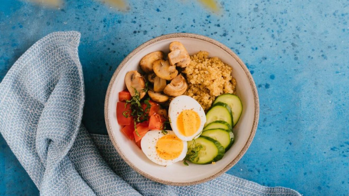 Un ou fiert la micul dejun. Dar ce mai putem pune pe lângă el, ca să nu fie monoton? Toate combinațiile cu carbohidrați, legume și sosuri
