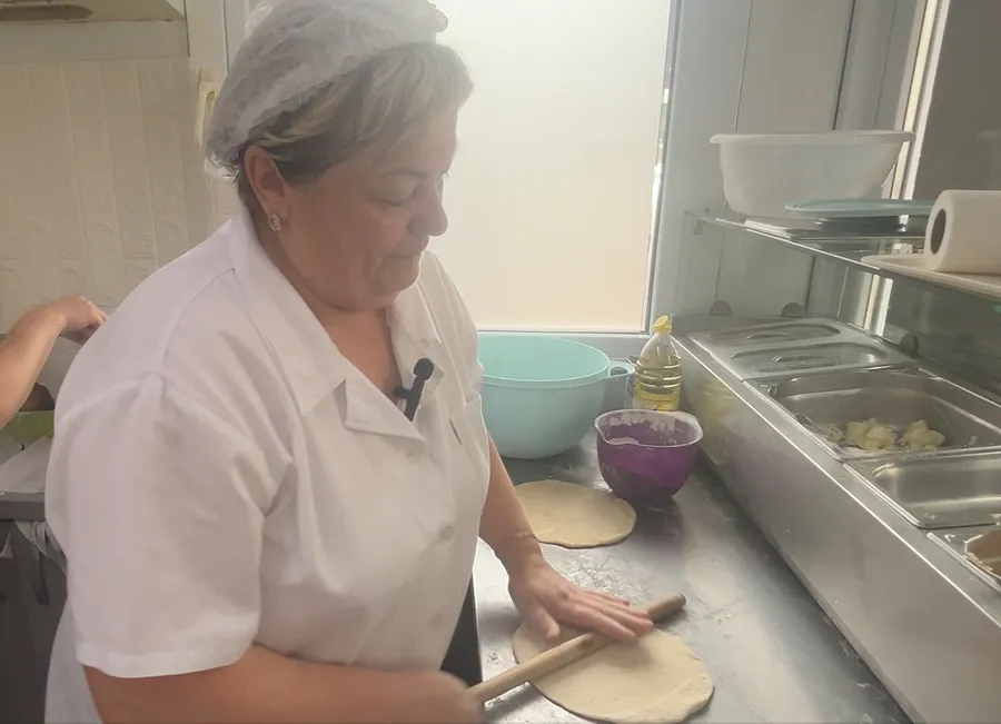 Cristina prepară plăcintă tadițională