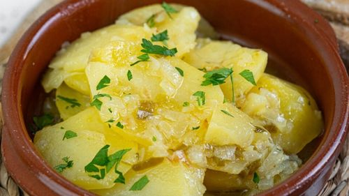 Idei de cină. Cartofi în sos verde, rețetă tradițională englezească. Cine nu ține post îi poate asocia cu o felie de brânză sau de pui, ouă sau pește