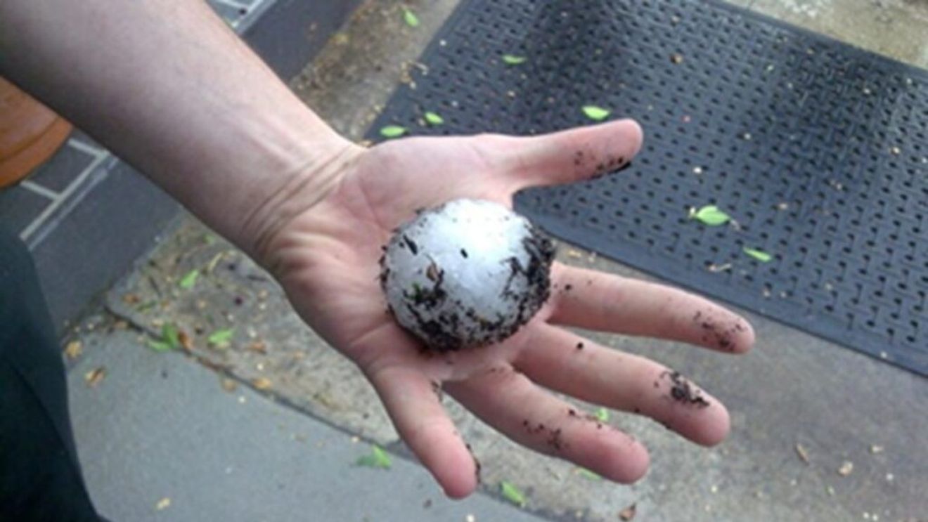 O furtună violentă cu grindină a lovit Întorsura Buzăului / Culturi agricole compromise, adăposturi pentru animale distruse, locuințe, anexe gospodărești și autoturisme, făcute praf