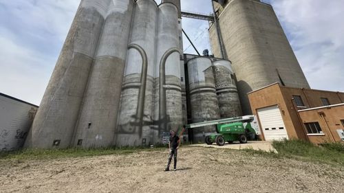 Artă agricolă | Un artist australian a transformat un turn uriaș de depozitare a cerealelor într-un mural de 360° care celebrează poveștile locale, pământul și identitate