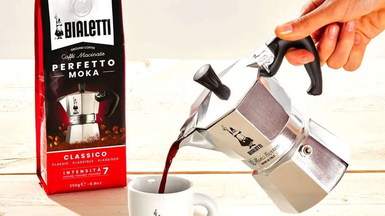 Gustul dulce-amar al tehnologiei în cafeaua de fiecare zi din casele italienilor. Renumita caffettieră Moka Bialetti, unul dintre cele mai renumite obiecte de design italiene, în pericol de dispariție, pe fondul proliferării capsulelor