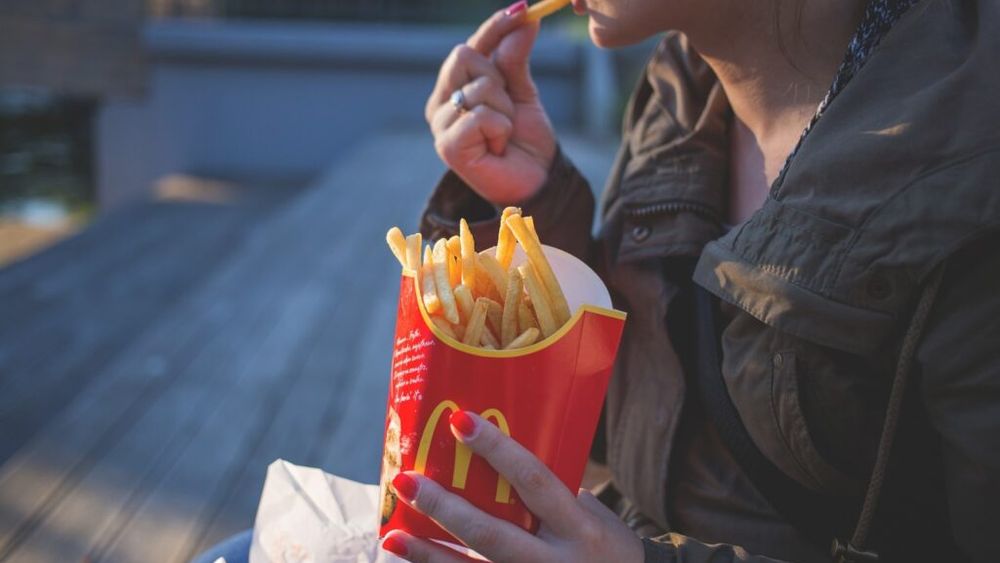 McDonald's anunţă primul declin al vânzărilor din ultimele 13 trimestre / Consumatorii, afectați de inflație, au preferat să mănânce acasă