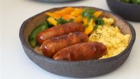 VIDEO | Brunch de weekend acasă: cârnați „durdulii” cu ouă jumări și salată proaspătă