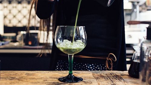 Piața cafelei trece printr-o adevărată „revoluție”: Băuturile reci încep să domine preferințele consumatorilor / Edițiile limitate, cum ar fi espresso-ul cu gheață și spumă de dovleac sau un latte de căpșuni și matcha, tot mai apreciate