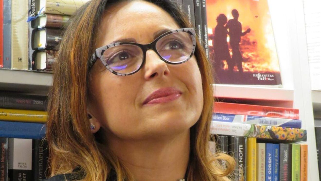 „Caravana sarmalelor” pornește la drum: lansări de carte în Făgăraș, Brașov și Sibiu / „Sarmale și serotonină”, un volum inedit semnat de Camelia Burghele, explorează legătura dintre gust și identitate