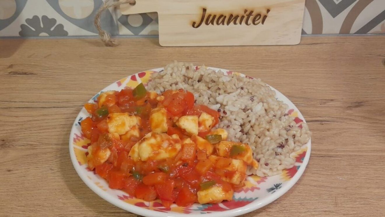 Rețetele Juanitei/ Tigaie caldă de hallumi - un prânz sau o cină fără carne, extrem de ușor de preparat/ Atunci când ți-e dor de aromele Greciei