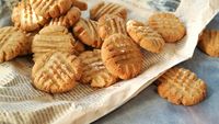 Secretul biscuiților cu unt de arahide care rămân moi în interior și crocanți la exterior / Rețeta americană simplă pe care o faci în 30 de minute