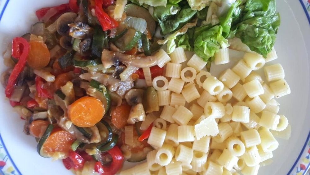 O idee de cină ușoară, rapidă, gustoasă. Legume sotate servite cu paste cu brânzeturi și, eventual, salată verde. Toți nutrienții într-o singură farfurie