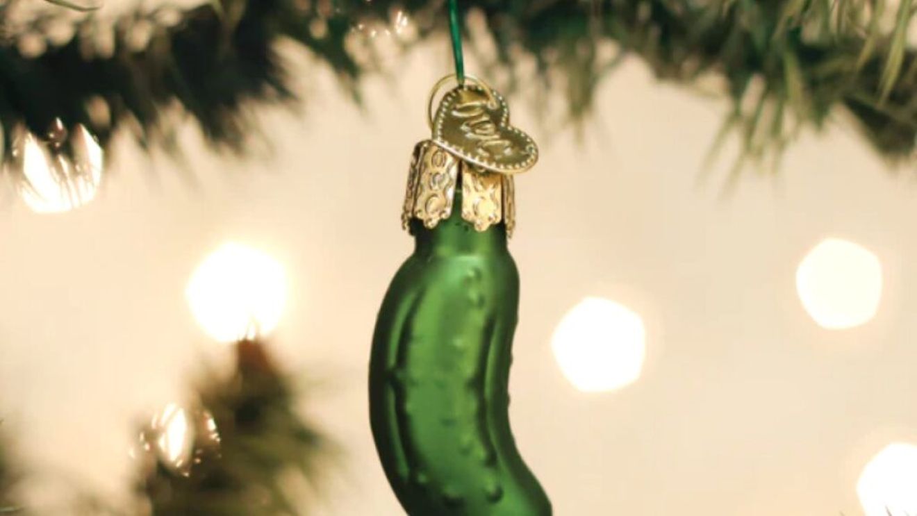 De ce ascund americanii un castravete în bradul de Crăciun. Christmas pickle este un vechi obicei provenit din cultura emigranților germani dar cu o istorie rescrisă în Lumea Nouă