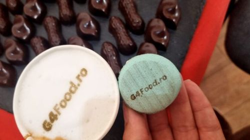 FOTO-VIDEO | Imprimanta care „scrie” pe cafea și deserturi, vedeta evenimentelor din HoReCa: „Este wow, ne place și este ceva inedit”