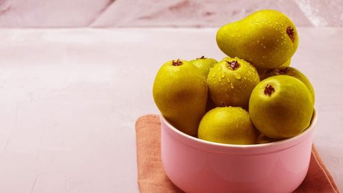 Perele: Aceste fructe oferă nu doar o sursă excelentă de fibre dietetice și carbohidrați, dar și o varietate de minerale esențiale precum cuprul, fierul, magneziul și calciul, majoritatea regăsindu-se în coaja lor / Au fost cultivate pentru prima dată în jurul anului 5.000 î.Hr. și au fost folosite inclusiv în comerțul diplomatic de către chinezi