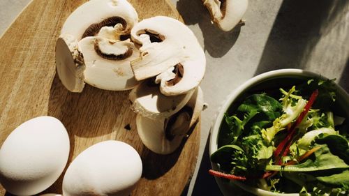 Rețetă rapidă și sănătoasă, pentru prânz, cină sau pachețel: În 10 minute ai gata o delicioasă tocăniță de ciuperci cu ouă poșate, plină de vitamine și minerale