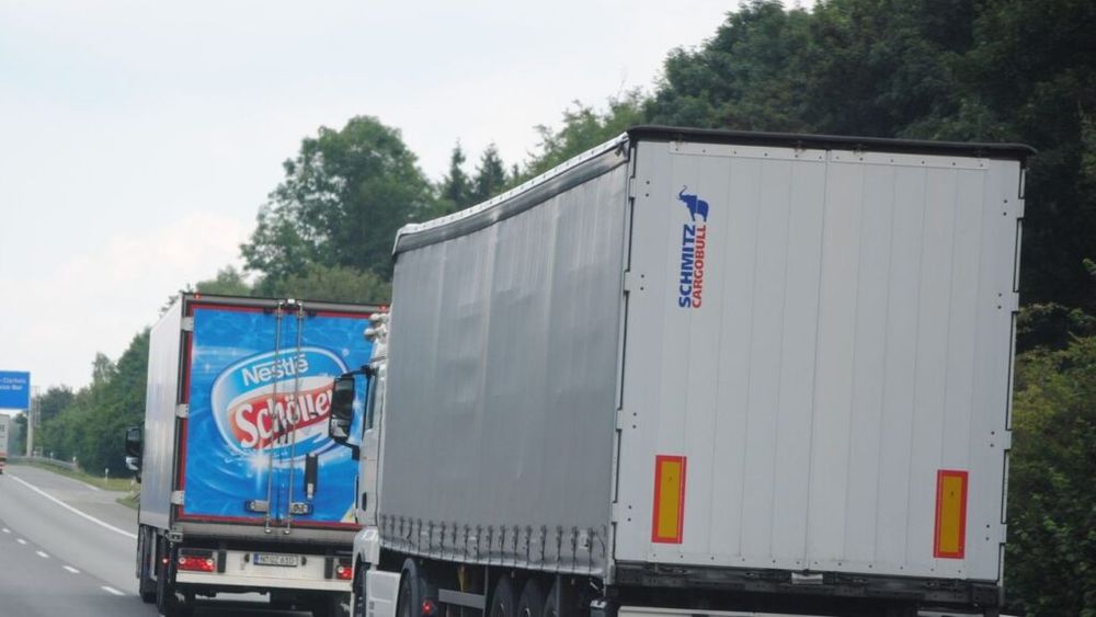 Zeci de migranţi, prinşi la frontieră ascunşi în camioane cu pepeni, textile sau mobilier