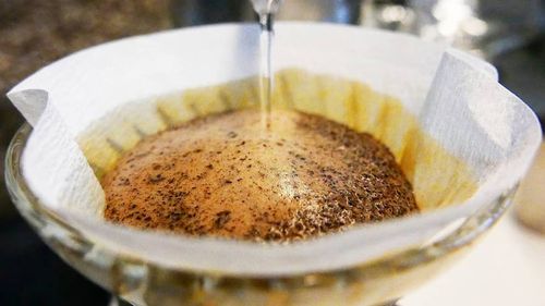 O degustătoare de cafea susține că această băutură trebuie să fie întotdeauna amară și foarte închisă la culoare/ Ce este cafeaua de specialitate și cum se prepară