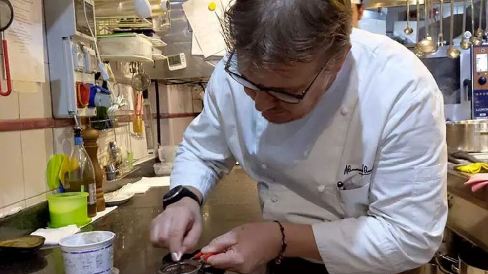 Pudra de conuri de pin fermentate. Un condiment cu aromă care amintește de pădure, obținut de un chef italian care îl adaugă peste risotto