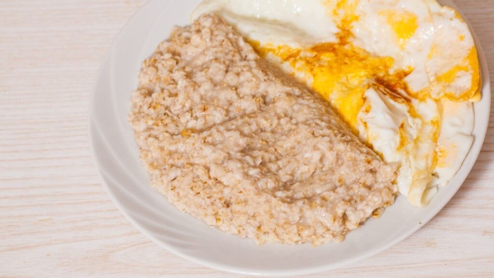 Trei idei de fulgi de ovăz cu ou la micul dejun. Merg împreună? Cum le putem combina?