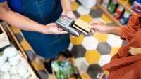 Aproape două treimi dintre americani cumpără alimente pe credit / Un studiu arată că scumpirile împing milioane de familii spre datorii
