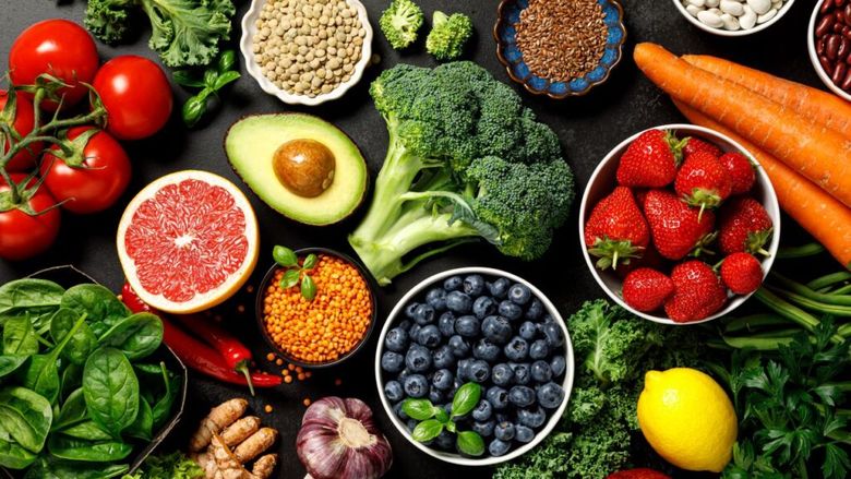 Speli fructele și legumele doar cu apă? Folosești săpun ca să le cureți? Iată de ce spune un inginer alimentar că procedezi foarte greșit