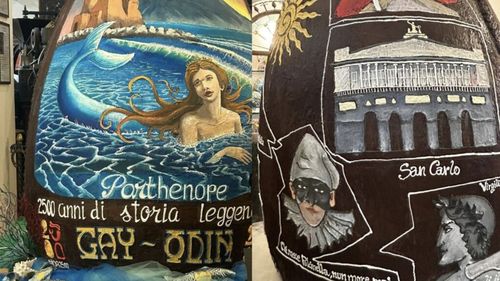 Orașul Napoli celebrează de Paște 2.500 de ani de existenţă printr-un ou de ciocolată gigantic, pe care apar desenate manual simboluri citadine mai vechi sau mai noi