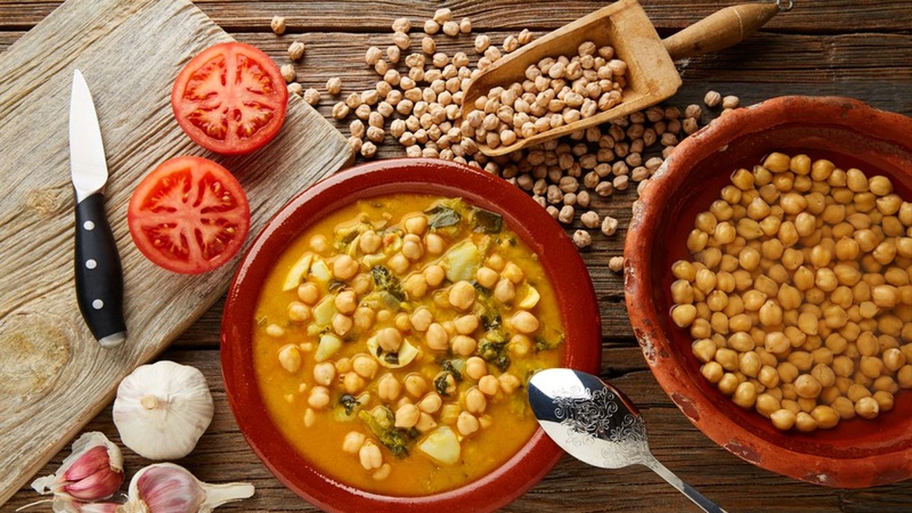 Tocană sățioasă de năut și spanac, o rețetă rapidă și echilibrată, ideală pentru slăbit după sărbători