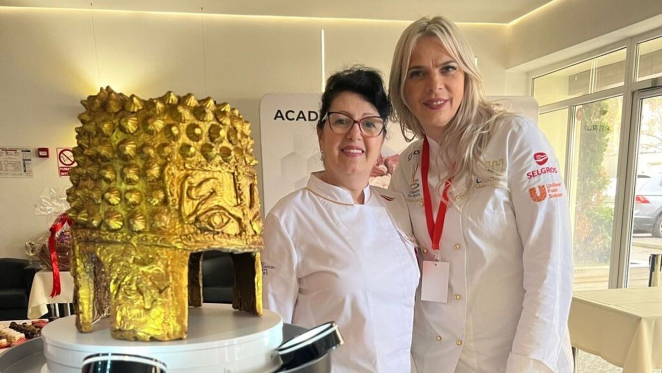 FOTO | Celebrul coif dacic, reprodus din ciocolată și foiță de aur / Cornelia Ghișoi, maestru bucătar, membru în juriu: „A fost realizat din ciocolată veritabilă, învelit în foiță de aur, comestibil. De asemenea, au fost realizate, cu mare precizie, și brățările dacice”