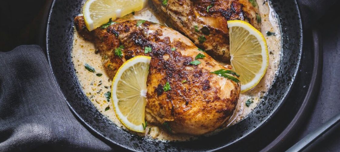 De ce să marinezi puiul în iaurt / Trucul folosit în bucătăria indiană și persană pentru o carne incredibil de fragedă