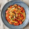 Paste cu sardine din conservă și roșii cherry/ Rețeta siciliană cu „brânza săracului”, un tip de pesmet rumenit care imită parmezanul