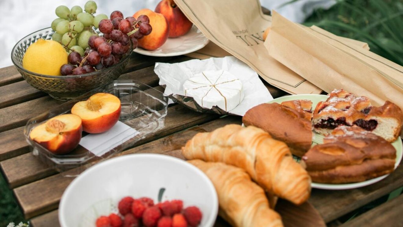 Știai că ți-ai putea asigura necesarul de carbohidrați și din fructe? / Nutriționiștii spun că atunci când mănânci pere, struguri, mango, afine și alte câteva fructe vei beneficia nu doar de carbohidrați, ci și de fibre, apă și nutrienți care îți susțin sănătatea