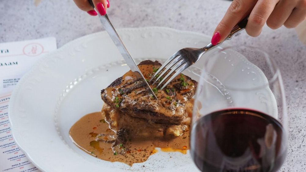 Persoanele care consumă carne au șanse mai mari să ajungă la 100 de ani decât vegetarienii? Ce arată, de fapt, un studiu recent