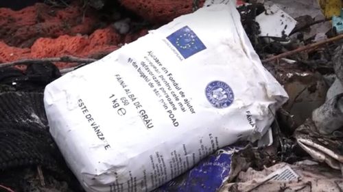 Pungi cu ajutoare alimentare de la UE, abandonate pe malul Someșului și descoperite din întâmplare de un localnic
