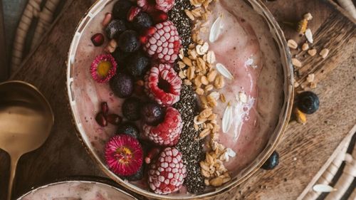 7 alimente care te pot ajuta să-ți crești colesterolul bun/ Să nu-ți lipsească din meniu fructele de pădure, avocado, nucile și somonul, dacă vrei să vezi rezultate