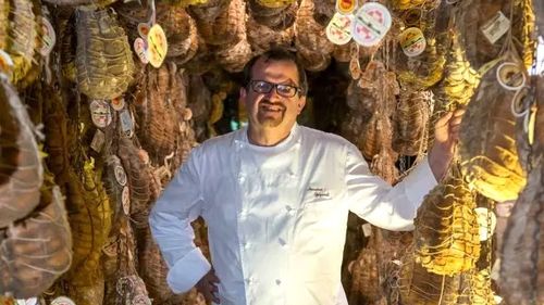 Povestea unui primar-chef de lângă Parma care dăruiește salam artizanal din producția proprie celor care curăță albia Padului și atrage turiști în Parma Food Valley, într-o zonă care în anii '60 fusese declarată defavorizată