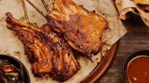 De ce e mai bine să evităm mâncarea arsă sau prea prăjită/Specialiștii spun că dacă sunt consumate în exces, cresc riscul de cancer/Este recomandată moderația în consumul acestor alimente