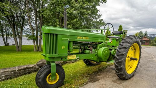 Trump amenință cu impunerea unor noi tarife dacă va câștiga alegerile, după disputa cu John Deere/ Compania își menține planurile de producție în Mexic