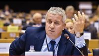 Daniel Buda a solicitat Comisarului european Olivér Várhelyi o derogare pentru fermierii din sectorul ovin, ca să poată exporta pe piața unică/ „Nu putem lăsa fermierii români singuri într-o astfel de criză”