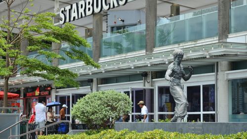 Starbucks elimină 1.100 de locuri de muncă/ Angajații din birouri au fost trimiși să lucreze de acasă, iar celor disponibilizați li se va comunica on-line