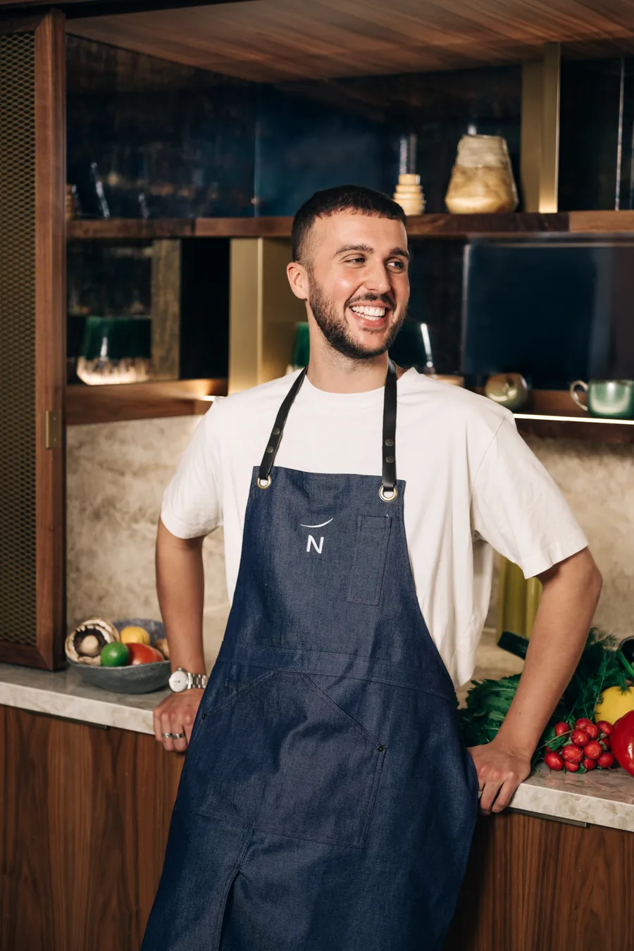 Alfie Steiner, creatorul plant-forward din spatele Novotel, în bucătărie