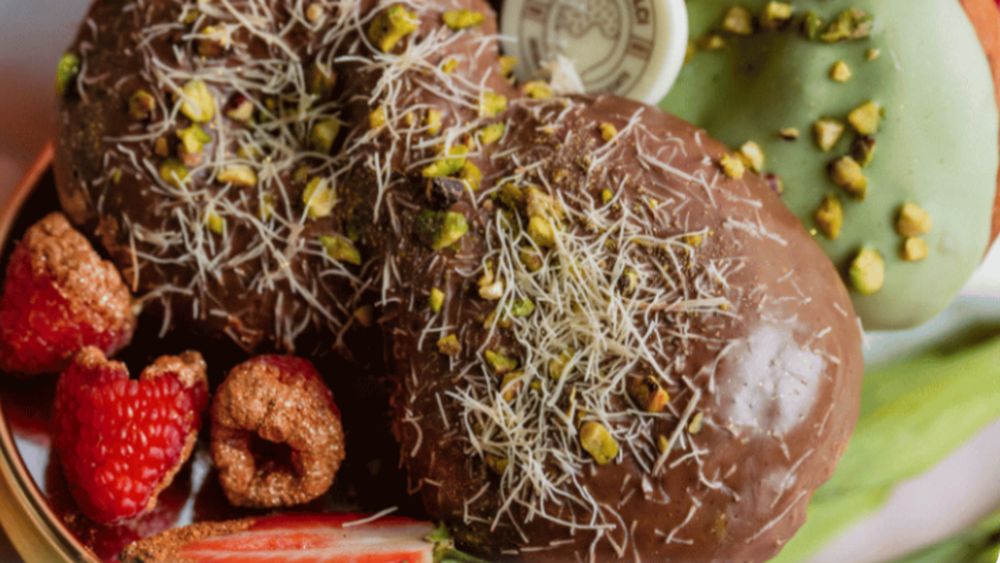 VIDEO | Ce mucenici „se poartă” în 2026: Cofetarii propun variante cu fistic, pralină sau cremă de căpșuni / „Mucenicul Dubai are pastă de fistic cu cataif pe deasupra, iar în interior are cremă de nociola” / O altă reinterpretare este mucenicul inspirat de celebrul cinnamon roll