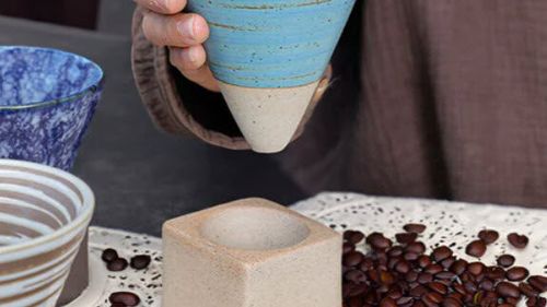 VIDEO | Accesoriile pentru cafea sunt câteodată la fel de importante ca și cafeaua în sine/ Trei locuri unde găsim accesorii de calitate pentru cafeaua de acasă sau to go