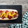 Cum a ajuns un hot dog din nordul Mexicului un fenomen în SUA. Totul a început cu un copil de 10 ani / Hot dog-ul conține fasole, ceapă, roșii, maioneză și salsa