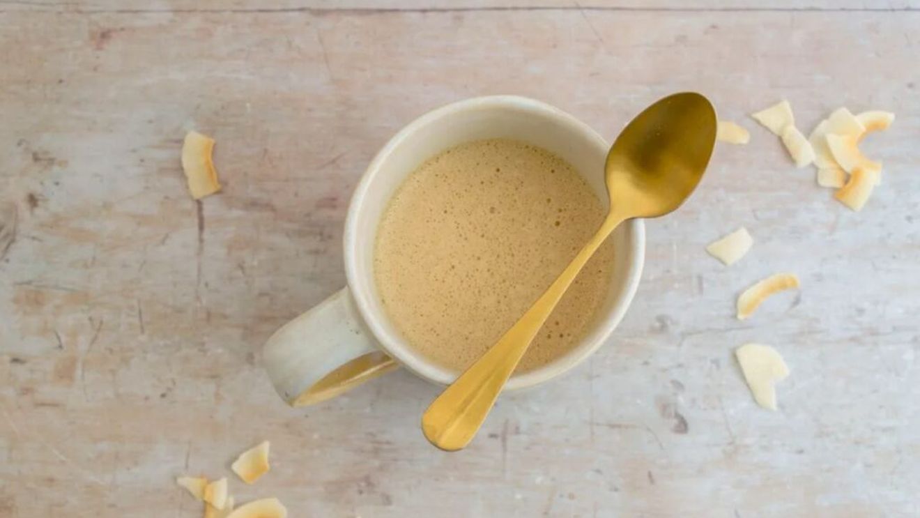 Rețetă keto de cafea cu unt de cocos, care ajută la slăbit